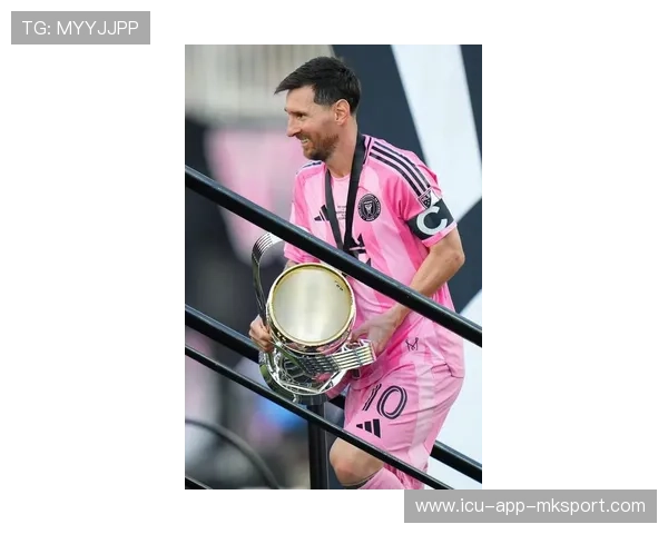 梅西率迈阿密国际逆袭温哥华白浪，成功捧起美职联冠军奖杯